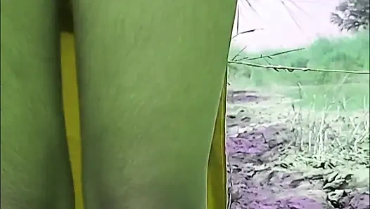 Девушка из деревни Индии Деши трахает киску пальцами на улице