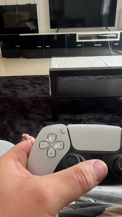 De joystick wegzetten! Ik zuig zijn pik leeg! Laat me je speeltje zijn! | Clip 1