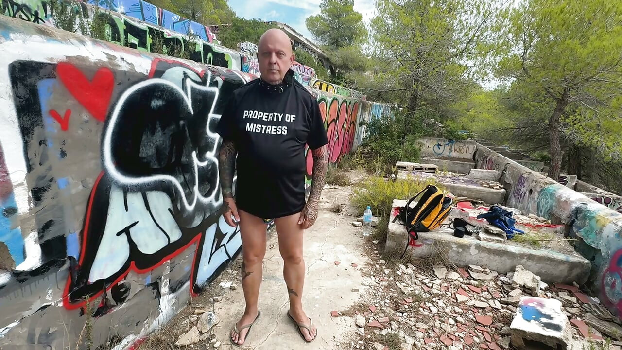Trans Meesteres Naomiperv Uses Zweep En Tepelklemmen Op Publieke Locatie!