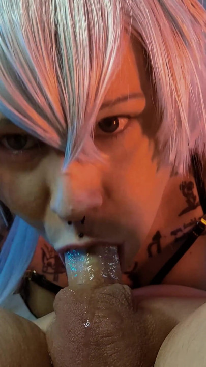 Cosplayer giver deepthroat blowjob i 69