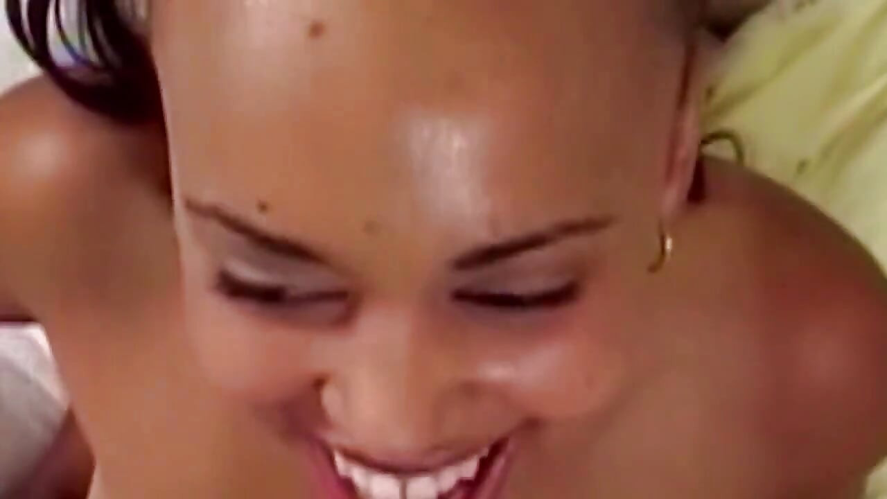 Geile schwarze MILF reitet einen riesigen bbc und wird mit heißem sperma gefüllt