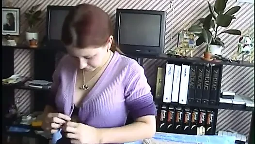 Cewek muda rambut cokelat bugil dan nyepong kontol ngaceng yang haus kontol
