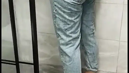 Das Anziehen von Kleidung unter der Dusche sollte spritzen