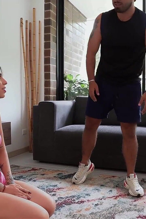 Azgın Ve Kinky Eğitmen, Bir Yoga Seansının Ortasında Beni Baştan Çıkarıp Beni Sevip Popoma Boşalmasını Sağlıyor