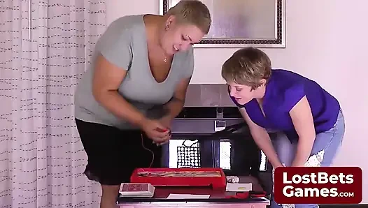 Pecundang pertandingan strip terakhir, ditinggalkan hanya dalam bra-nya