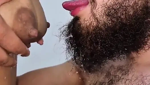 Ich Habe Sie Zu Mir Nach Hause Eingeladen, Um Einen Film Zu Schauen, Und Am Ende Habe Ich Die Milch Aus Ihren Brüsten Bekommen