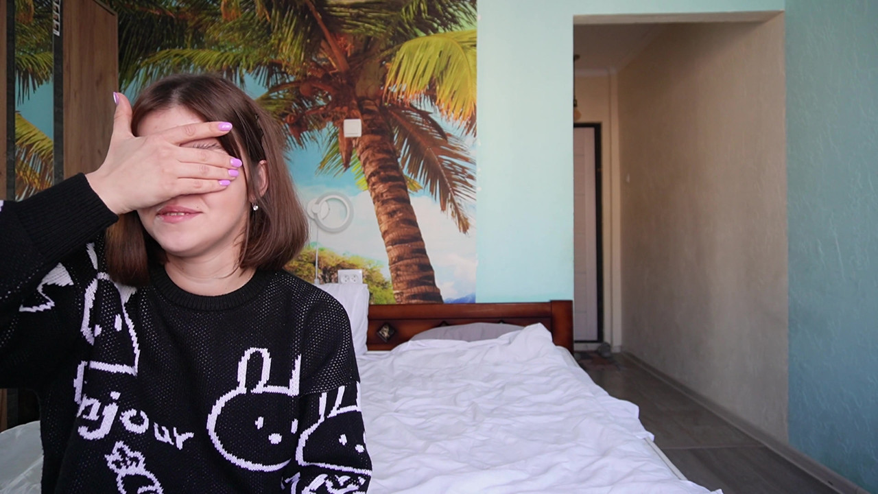 流行的在线游戏在视频博客期间变成继兄弟和继妹之间的性爱