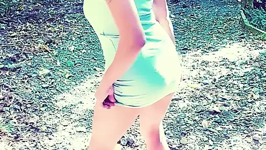 Wyld yasmin si eksibisualis cantik wyld yasmin suka pamer memek dan pantatnya di depan umum