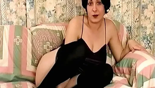 Esmer kadın beyaz dildo ile kıllı amcığıyla oynuyor