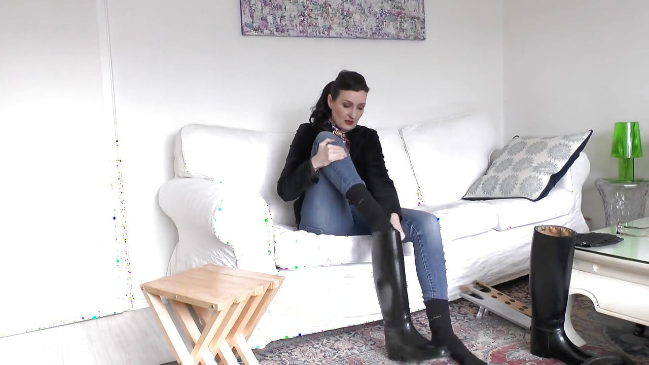Çizme değişimi ve kokan siyah çorap bakış açısı, Lady Victoria Valente