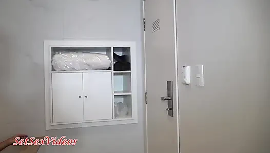 Pam Bells трахается в мотеле и дает своему любовнику кончить в ее рот