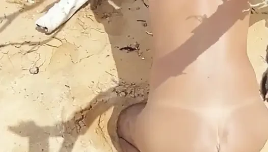 Ladysilva boşalana kadar plajda büyük bir yarakla anal seks yapıyor