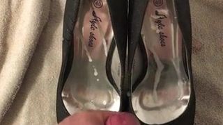 Riesiges Abspritzen auf sexy High Heels der Ex-Freundin