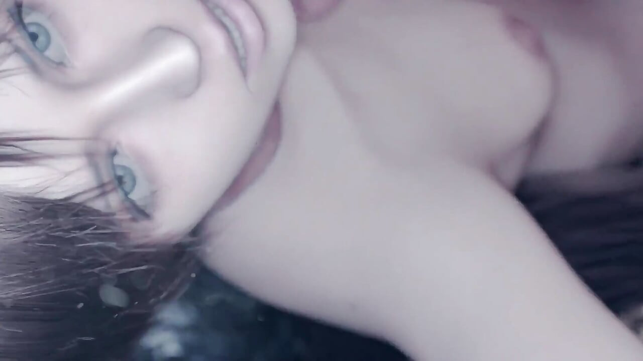 Rebecca bị đút cổ họng