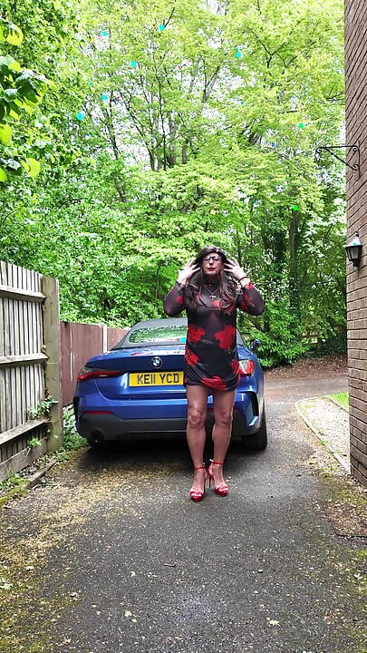 Crossdresser kellycd2022 i lang svart og rød se gjennom kjole og hæler