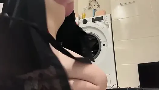 Çamaşır makinesine sıkıştı ve baş aşağı mastürbasyon yapıyor