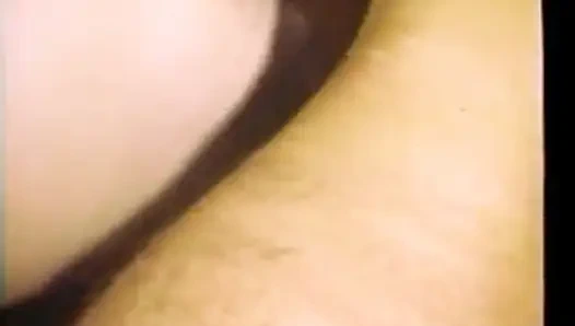 Брюнетка в нейлоне получает член