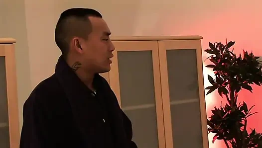 Keni Styles iki ateşli ve büyük memeli hatunla sikişiyor