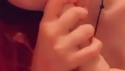 Dildoya tükür ve çok edepsizce em