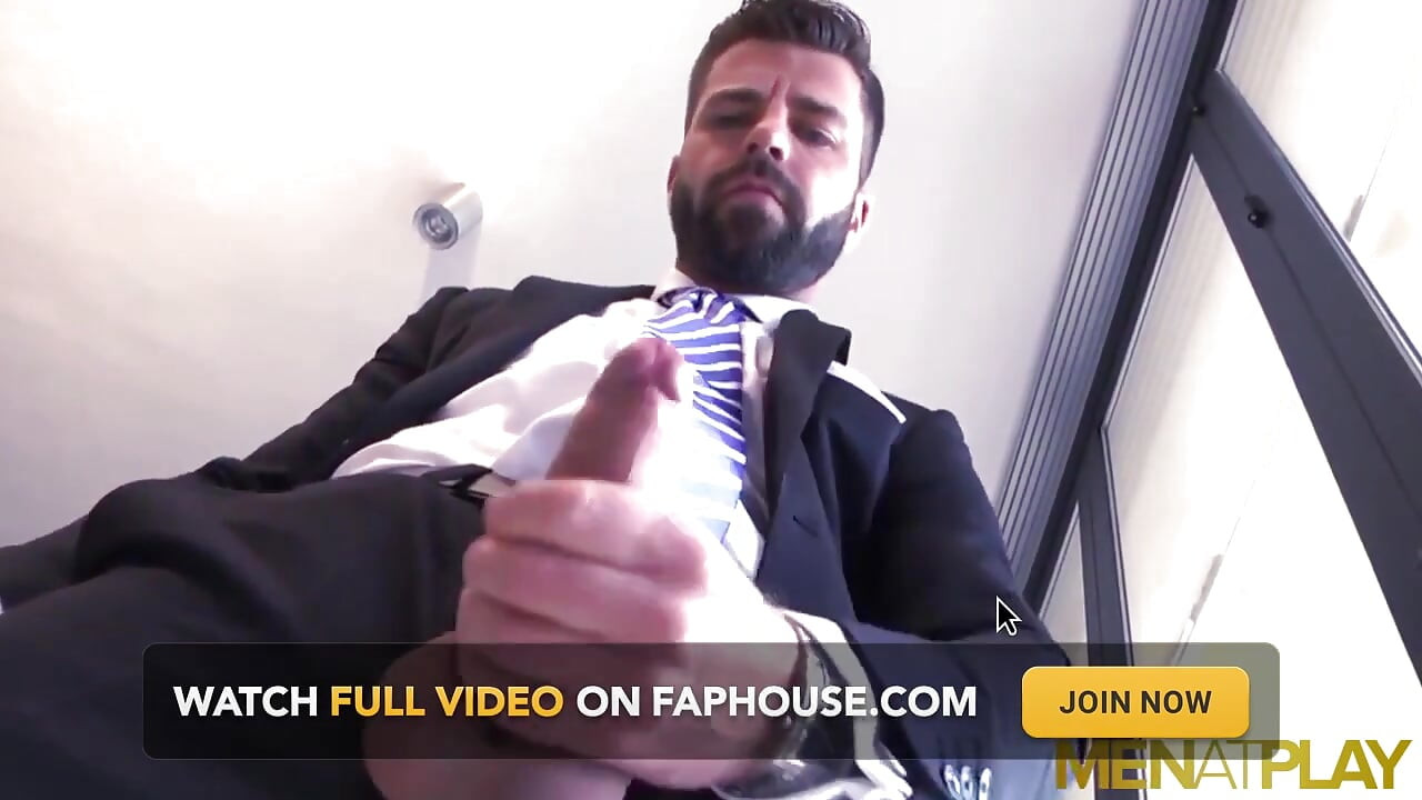 MENATPLAY - Suited bearded Hector De Silva cums on his shoes