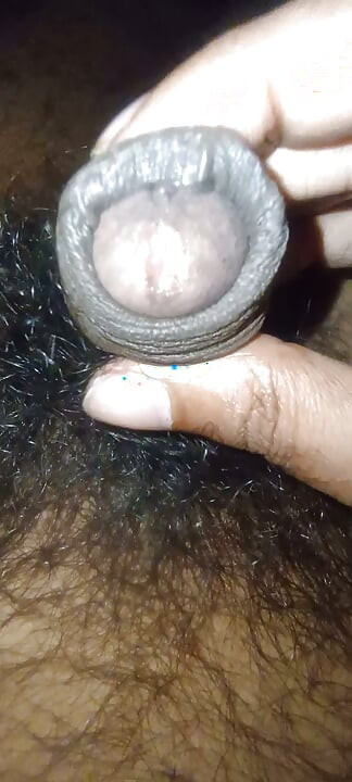 یه زن MILF بهم کمک می‌کنه کیرم سفت بشه، کون و سینه‌هاش رو نشون می‌ده و کس خیسش رو هم