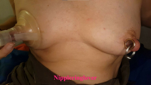 Nippleringlover - napalona milf pompująca przekłute sutki na mleko, niezwykle rozciągnięte kolczyki w sutkach