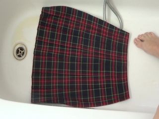 Kencing pada skirt sekolah Tartan merah