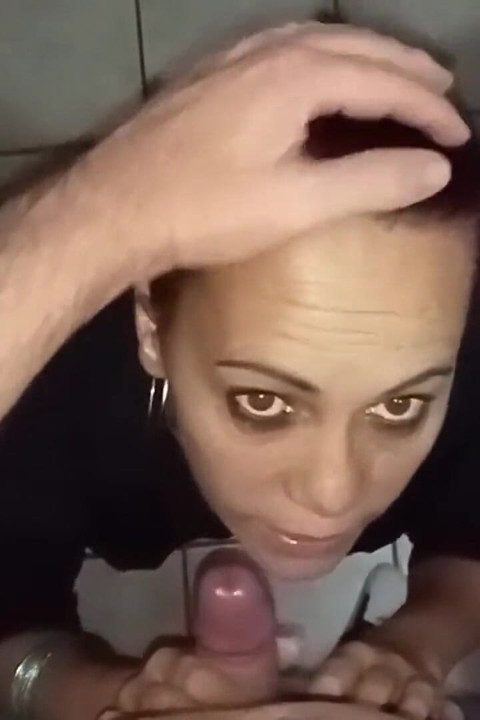 Mama vitregă disperată singură îl fute pe proprietar pentru a plăti chiria