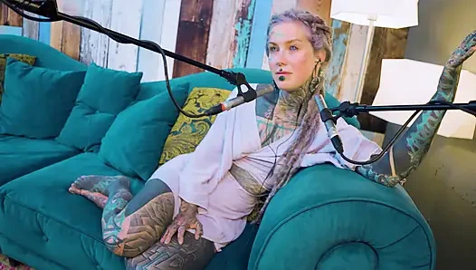 Aku lagi ngomongin tentang b - bordem - asmr podcast sfw lagi ngobrol sama model bertato rambut gimbal asal gotik