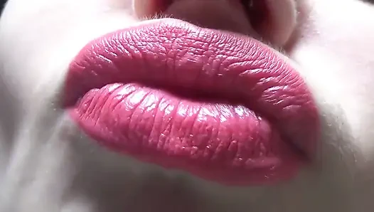 Küssen und entengesicht mit großen rosa lippen