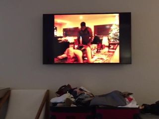 Ehemann beobachtet, wie seine heiße Schlampe Ehefrau im Fernsehen gefickt wird