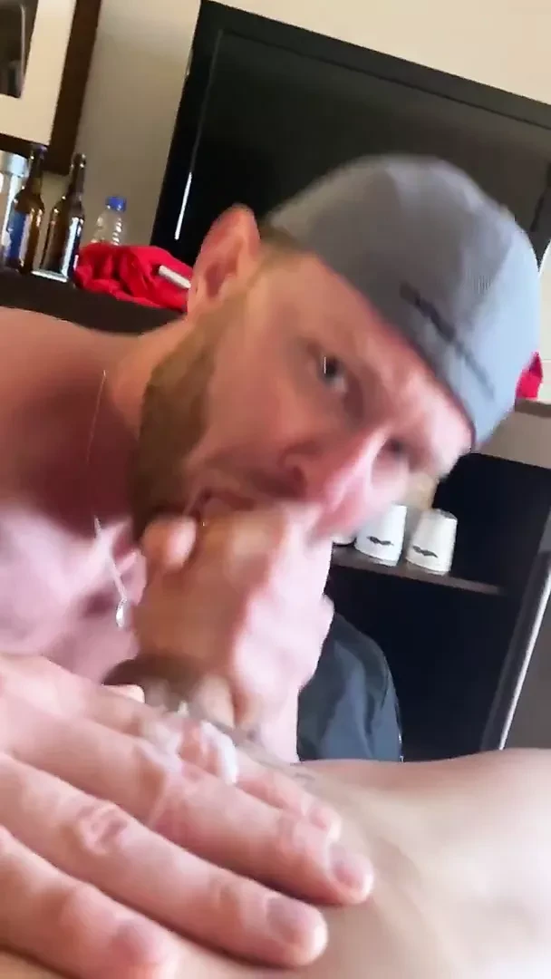 friend sucking off till the cum (18'')