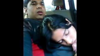 Ma copine suce une bite dans une voiture, vidéo complète. sur indiansxvideo. com