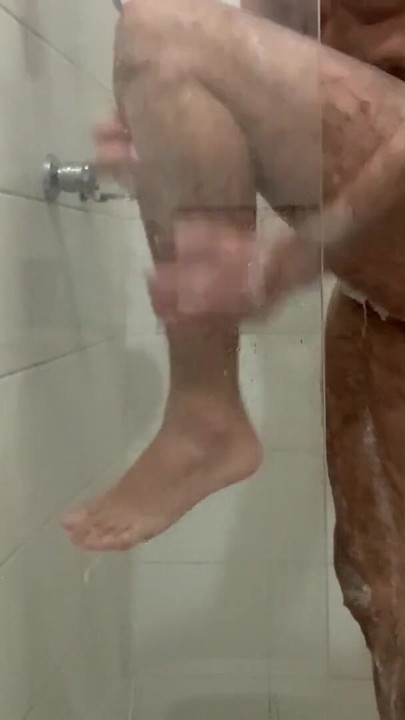 Emotivni trenutak iz filma "Trans muškarac dok se tušira"