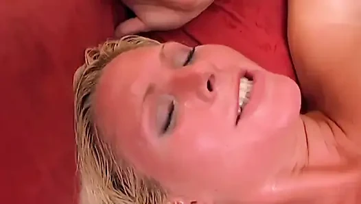 Geile blondine mit perfekten titten versucht, mich zum kommen zu bringen, indem sie auf meinen schwanz mit ihrem schönen engen und stabilen arsch springt