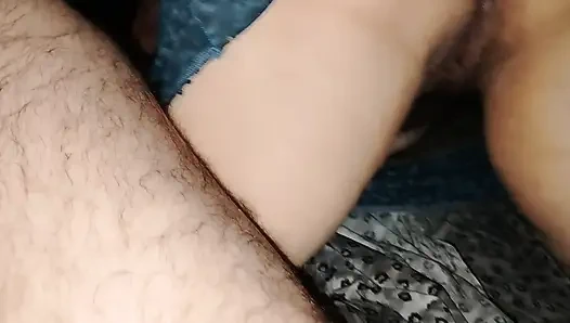 Ibu tiriku yang seksi cemburu