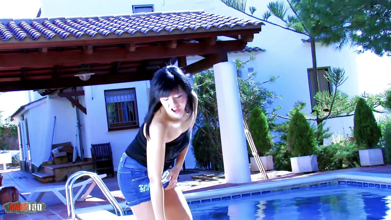 Jade Kara: A Grande Jade Kara Oriental Fazendo um Striptease ao Lado da Piscina
