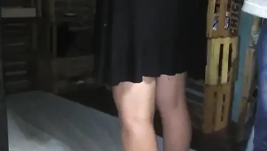 Aku lagi asik mainin pantat adik tiriku malam-malam, kayak gini!