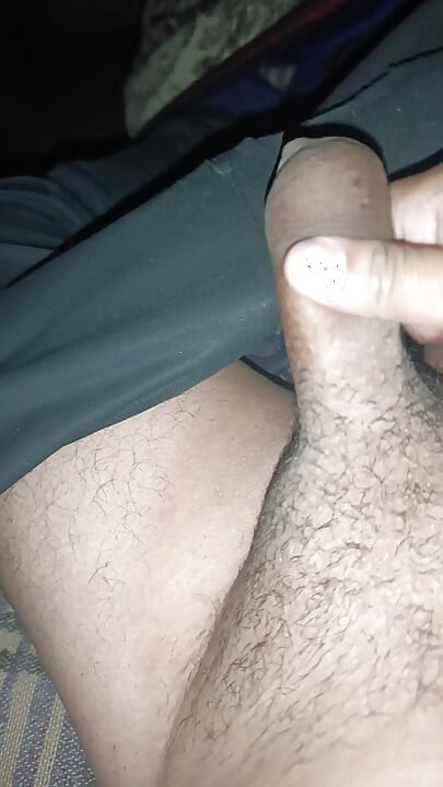 Aku lagi asik muasin memekku pakai mainan seks.