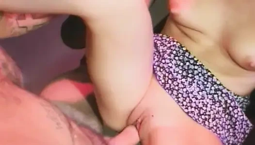 Идеальная крошка здесь, чтобы получить большой член в ее анальную дырку