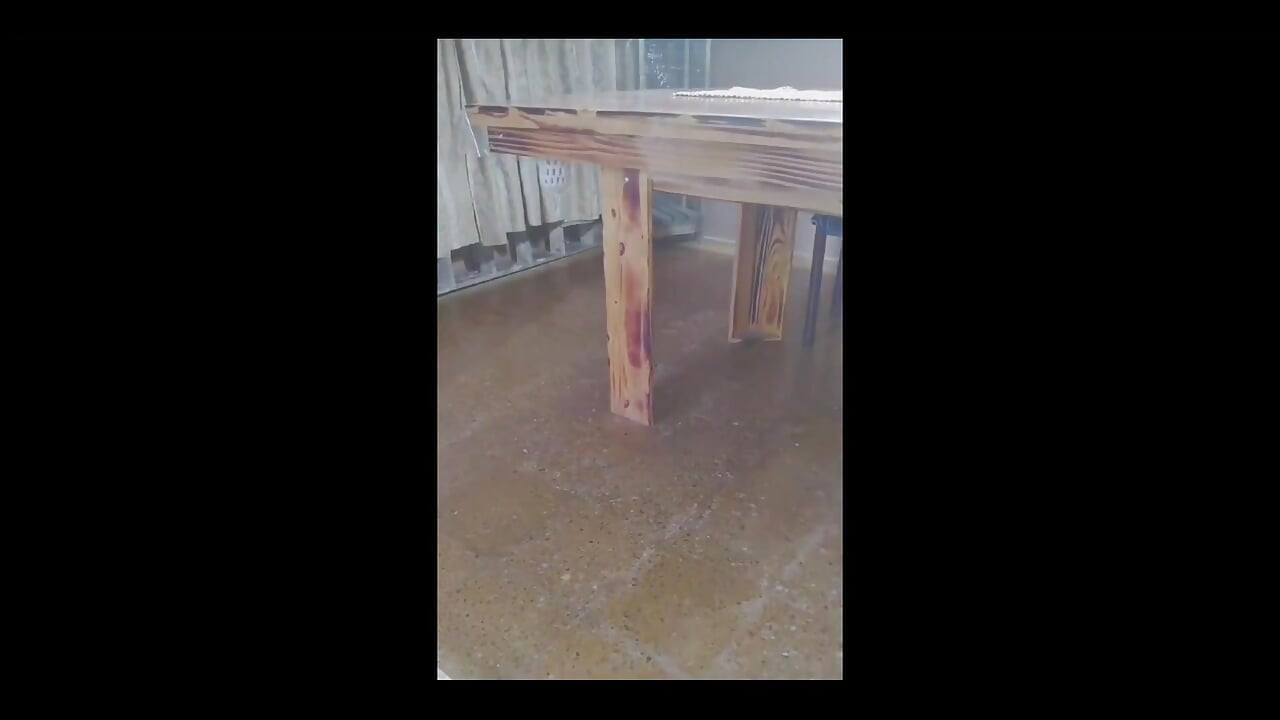 Servitoarea sexy care face curățenie se excită și începe să se masturbeze pe tejghea