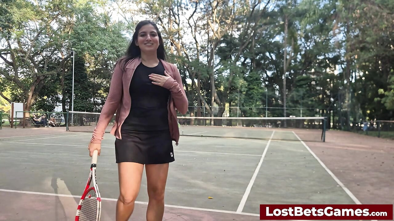 Pertandingan tenis strip luar ruangan dengan Rafaela dan Igor