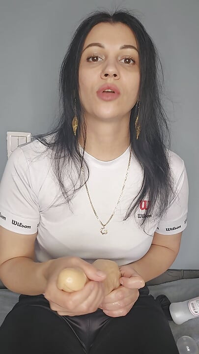 Eu quero colocar meu dedo na sua bunda e assistir você chupar seu próprio pau.