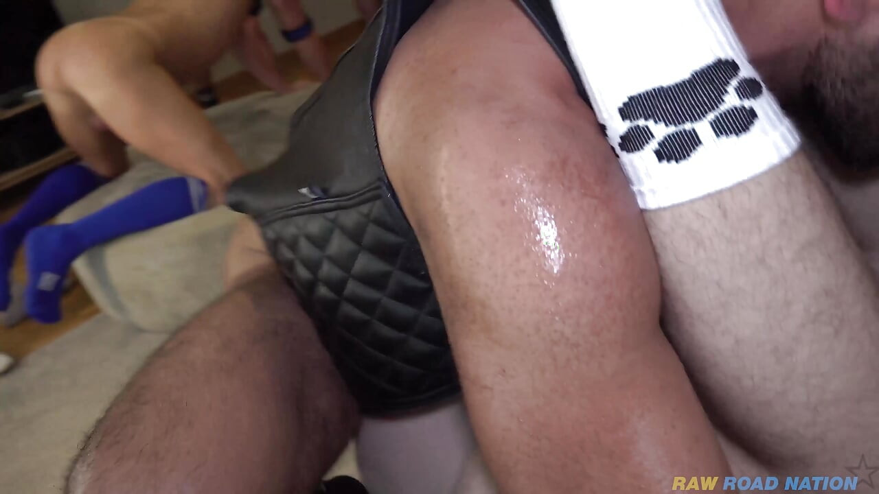 MASIVAS POLLAS GRUESAS DE 15 HOMBRES EN ORGÍA A PELO