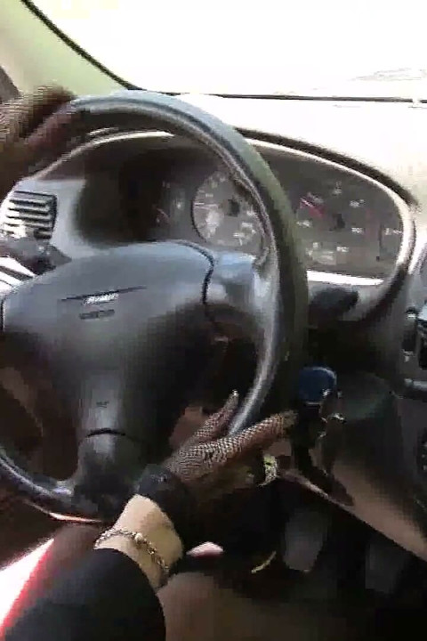 Sensual delícia de shift stick em bombas pretas com saltos de metal sexy