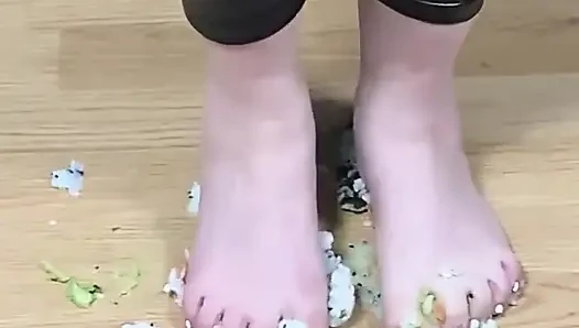 Er nimmt sein Essen dank meiner Füße...