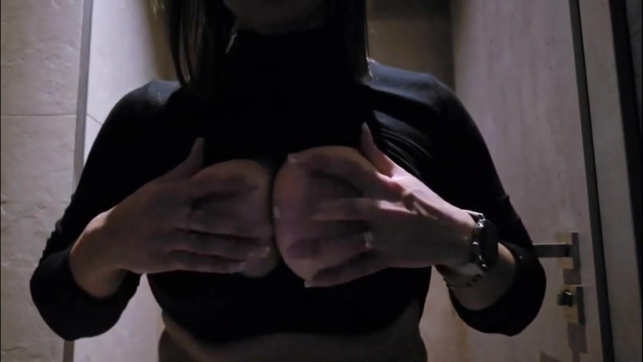 Big Natural tits ,  Tits drop in public