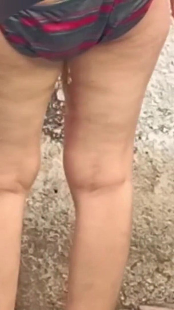 Polusestra se kupa u donjem rublju u vanjskoj otvorenoj kupaonici, sestra je bila jako lijepa. | Isječak 1