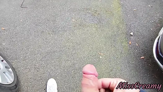 Pamer kontol - aku menarik penisku di depan gadis seksi di jalanan dan dia membantuku muncrat - sangat berisiko