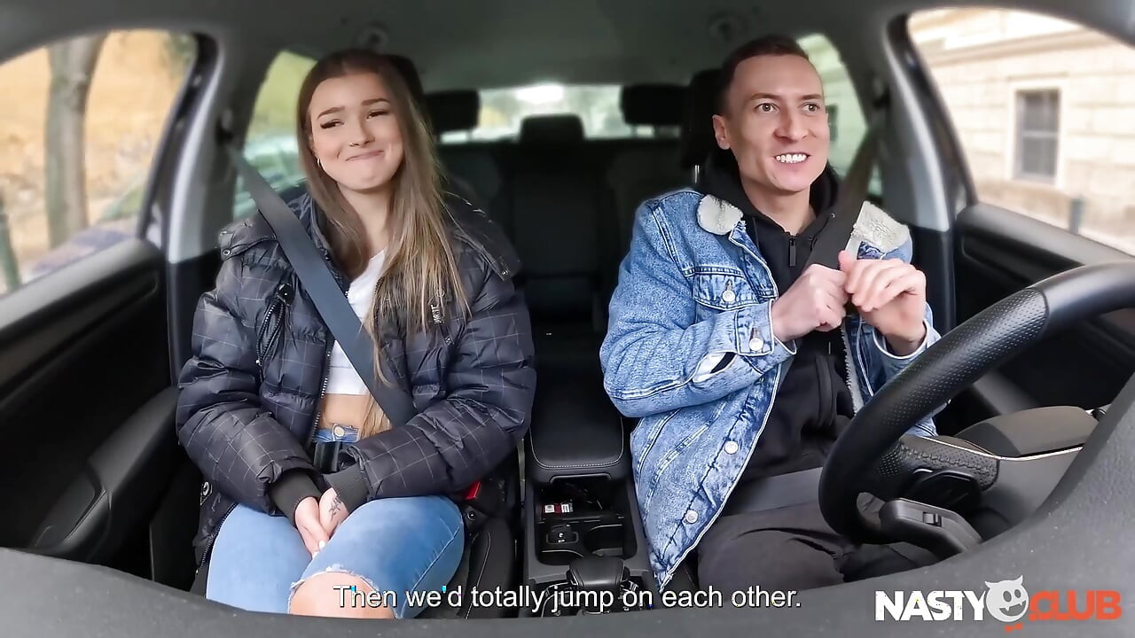 تلتقي طالبة برنامج إيراسموس أوليفيا سباركل بشبهتها القديمة بعد عام من الدراسة في الخارج